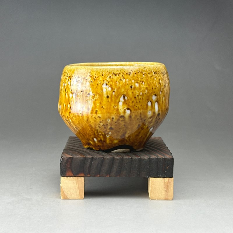 Taiwanese famous artist Yang Qingqing [Handmade Cup] handmade glaze cup 20 - ถ้วย - ดินเผา สีทอง