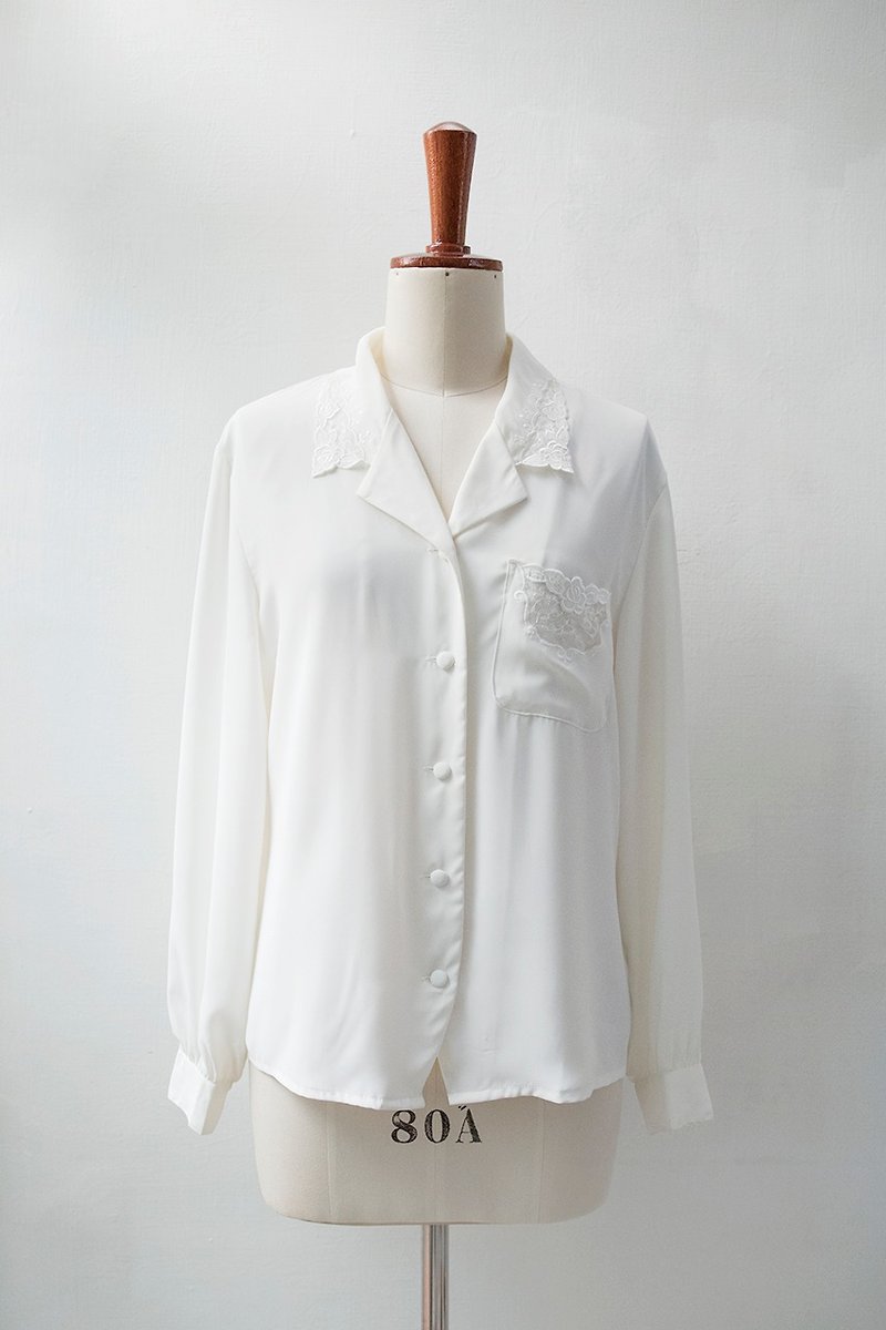 Banana Flyin '| vintage | wild plain embroidery lace collar long-sleeved shirt - เสื้อผู้หญิง - ผ้าฝ้าย/ผ้าลินิน 