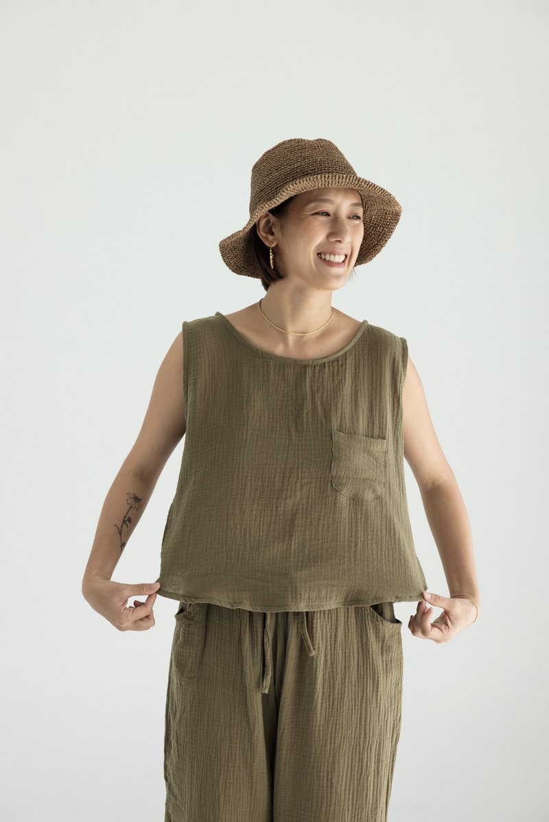 Sleeveless pocket vest_dark green - Women's Vests - Cotton & Hemp Green