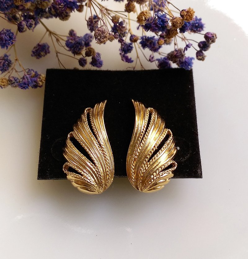 [Western antique jewelry / old age] Monet gold wings brush gold clip earrings - ต่างหู - โลหะ สีทอง
