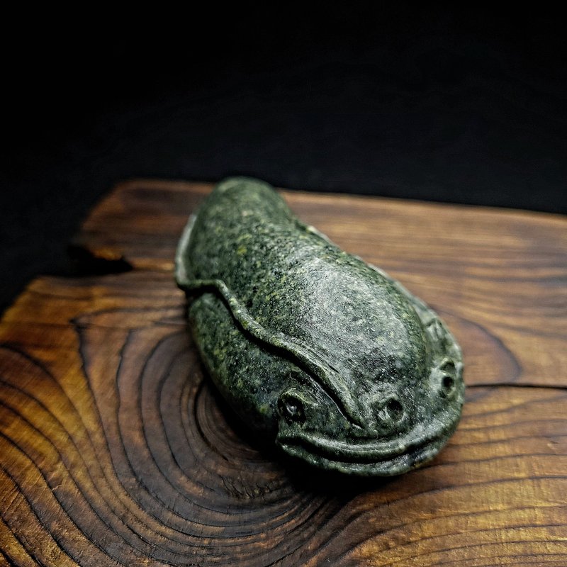 【客製石彫】鯰魚/年年有餘 綠泥石雕塑茶寵 - 擺飾/家飾品 - 石頭 綠色