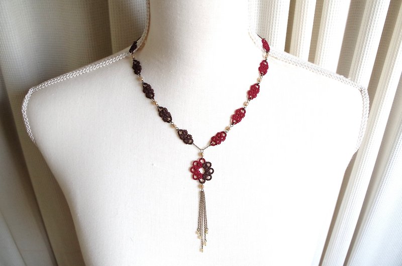 Tatting lace two-tone necklace ・chocolate wine - Necklaces - Cotton & Hemp Red