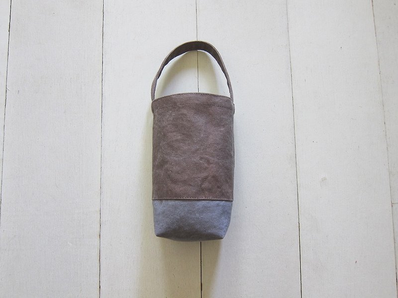 Simple and lightweight beverage bag / water bottle bag / small bag (washed brown + washed light gray) - กระเป๋าถือ - วัสดุอื่นๆ สีนำ้ตาล