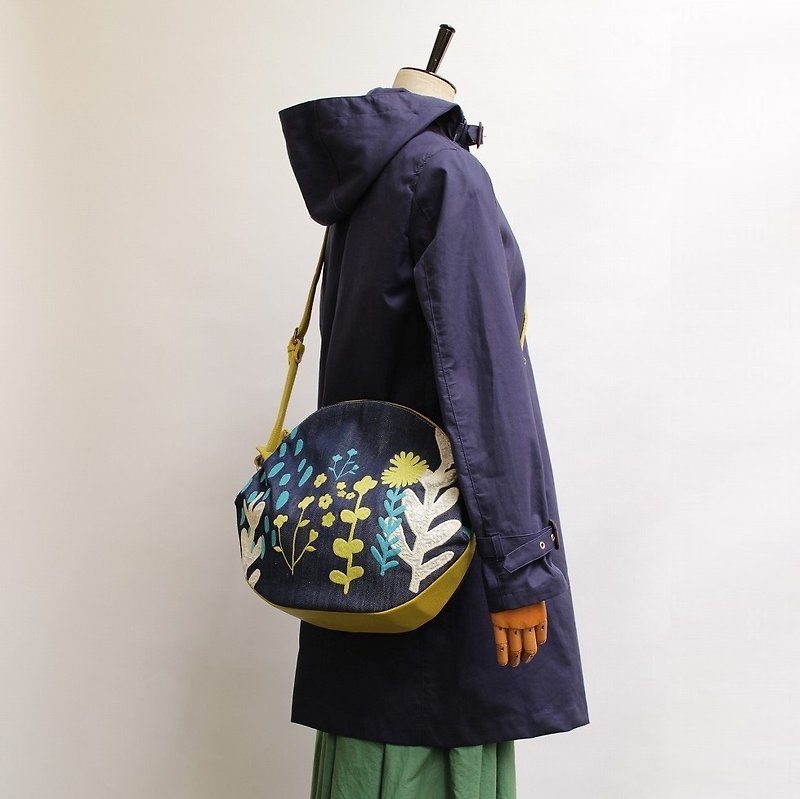 Shower razor embroidery / shoulder bag - กระเป๋าแมสเซนเจอร์ - ผ้าฝ้าย/ผ้าลินิน สีน้ำเงิน