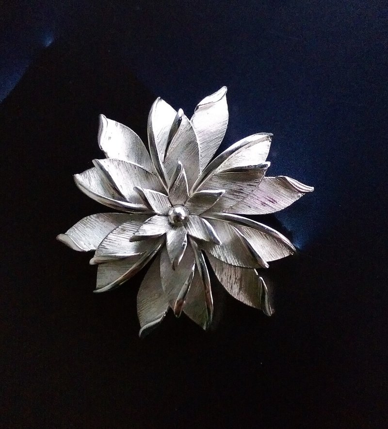 Vintage Jewelry 西洋古董飾品 TRIFARI 銀色調 花卉花形 別針 - 徽章/別針 - 其他金屬 金色