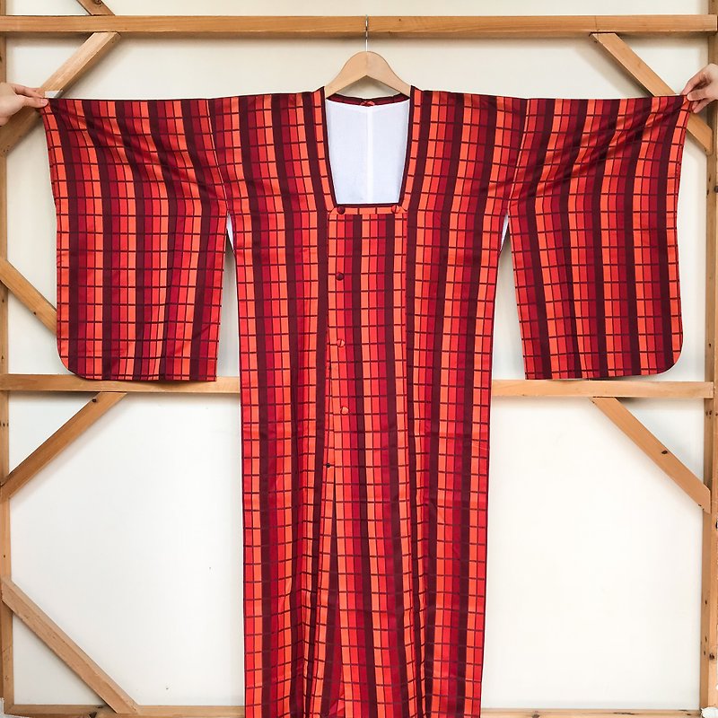 Kimono / Red and Orange Tone Michiyuki (Geometric Shapes) - เสื้อแจ็คเก็ต - ผ้าไหม สีแดง