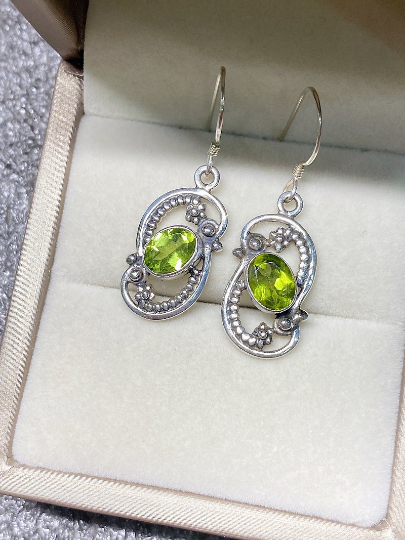 Peridot earrings earrings Nepal handmade 925 sterling silver - ต่างหู - เครื่องเพชรพลอย สีเขียว