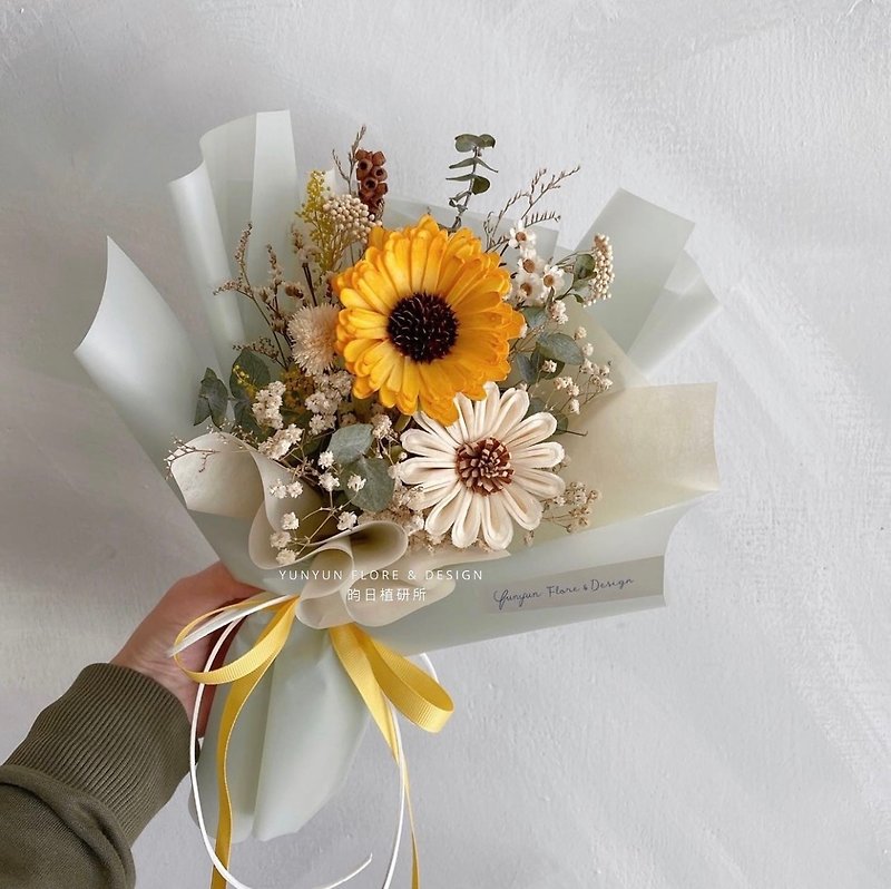 YUNYUN [Graduation Bouquet] Dried Flowers & Sola Bouquet S Size - ช่อดอกไม้แห้ง - พืช/ดอกไม้ สีเหลือง