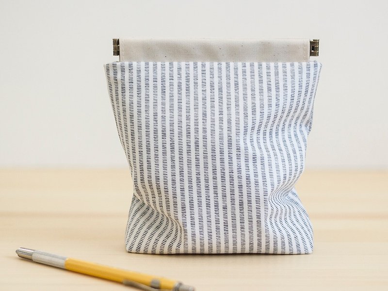 Laminate pouch, Charger case, Cosmetic pouch, Ditty bag / Gray stripe pattern - กระเป๋าเครื่องสำอาง - วัสดุอื่นๆ สีเงิน