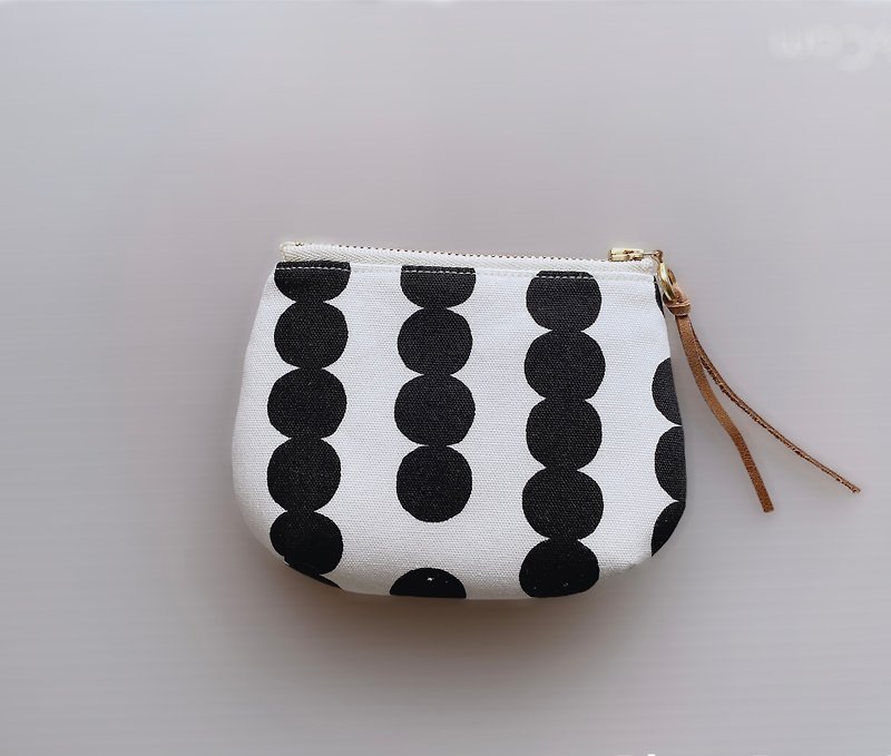 Black and white little coin purse, makeup accessory bag, elegant small bag - กระเป๋าใส่เหรียญ - ผ้าฝ้าย/ผ้าลินิน สีดำ