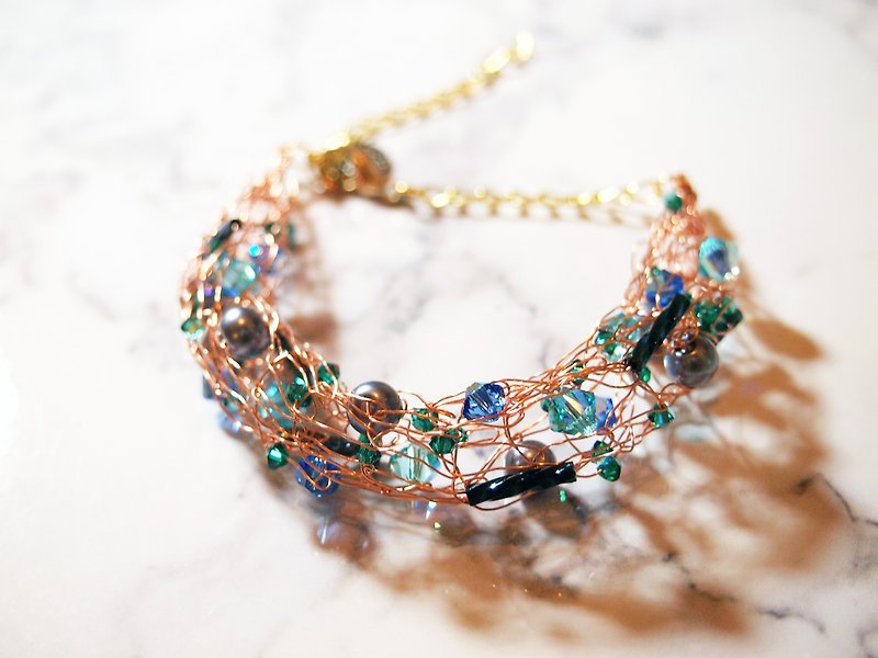 訂製雅緻法式玫瑰金色銅線配藍綠色Swarovski石及日本仿珍珠手鐲BC045 - 手鍊/手鐲 - 其他金屬 藍色