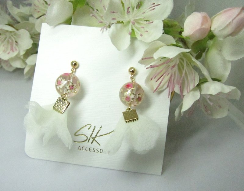 [can be turned ear clip] transparent Japanese painted beads with flower tassels - Earrings & Clip-ons - Precious Metals White