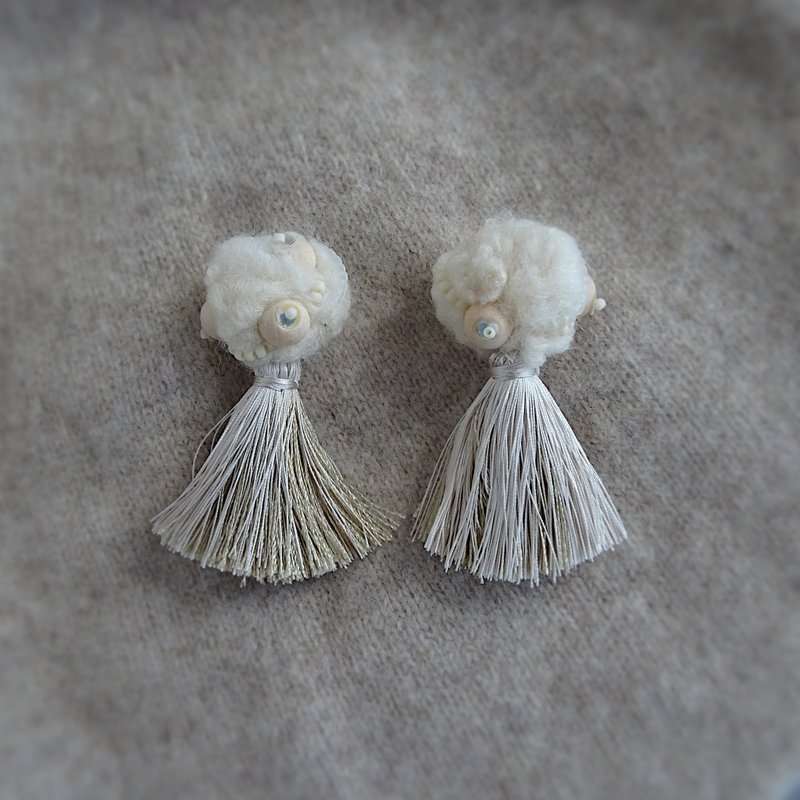 pierced earring     wool x tassel x wood beads - ต่างหู - งานปัก สีกากี