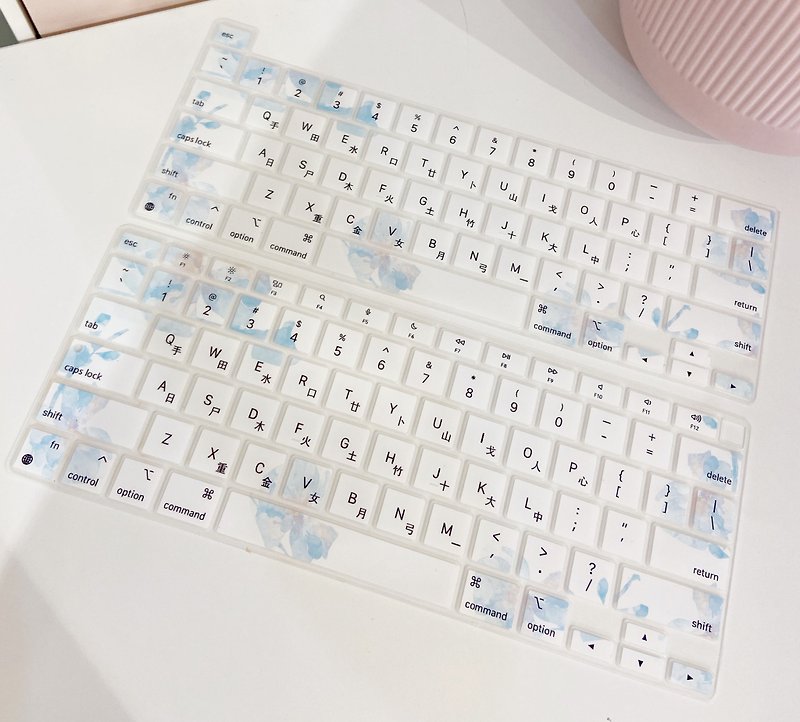 Ice blue watercolor flower MACBOOK keyboard film - อุปกรณ์เสริมคอมพิวเตอร์ - วัสดุกันนำ้ 