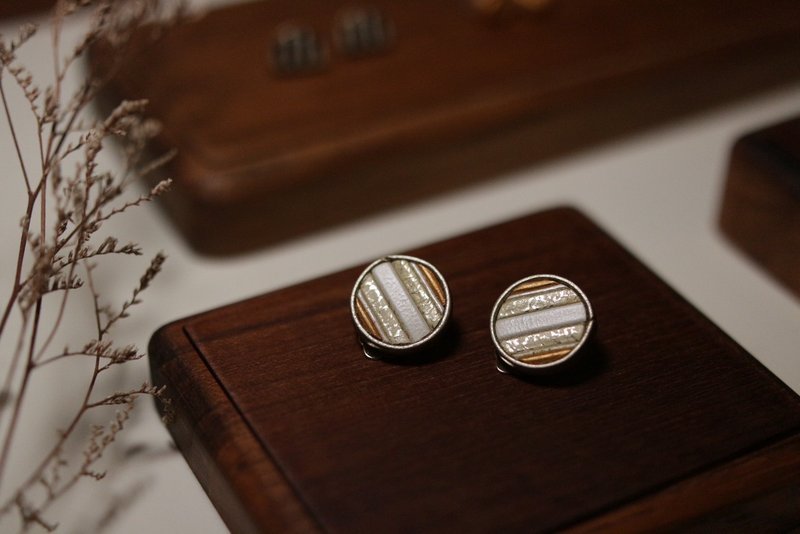 晨曦銀白系皮革鑲嵌耳環-圓型款 - 耳環/耳夾/耳骨夾 - 真皮 