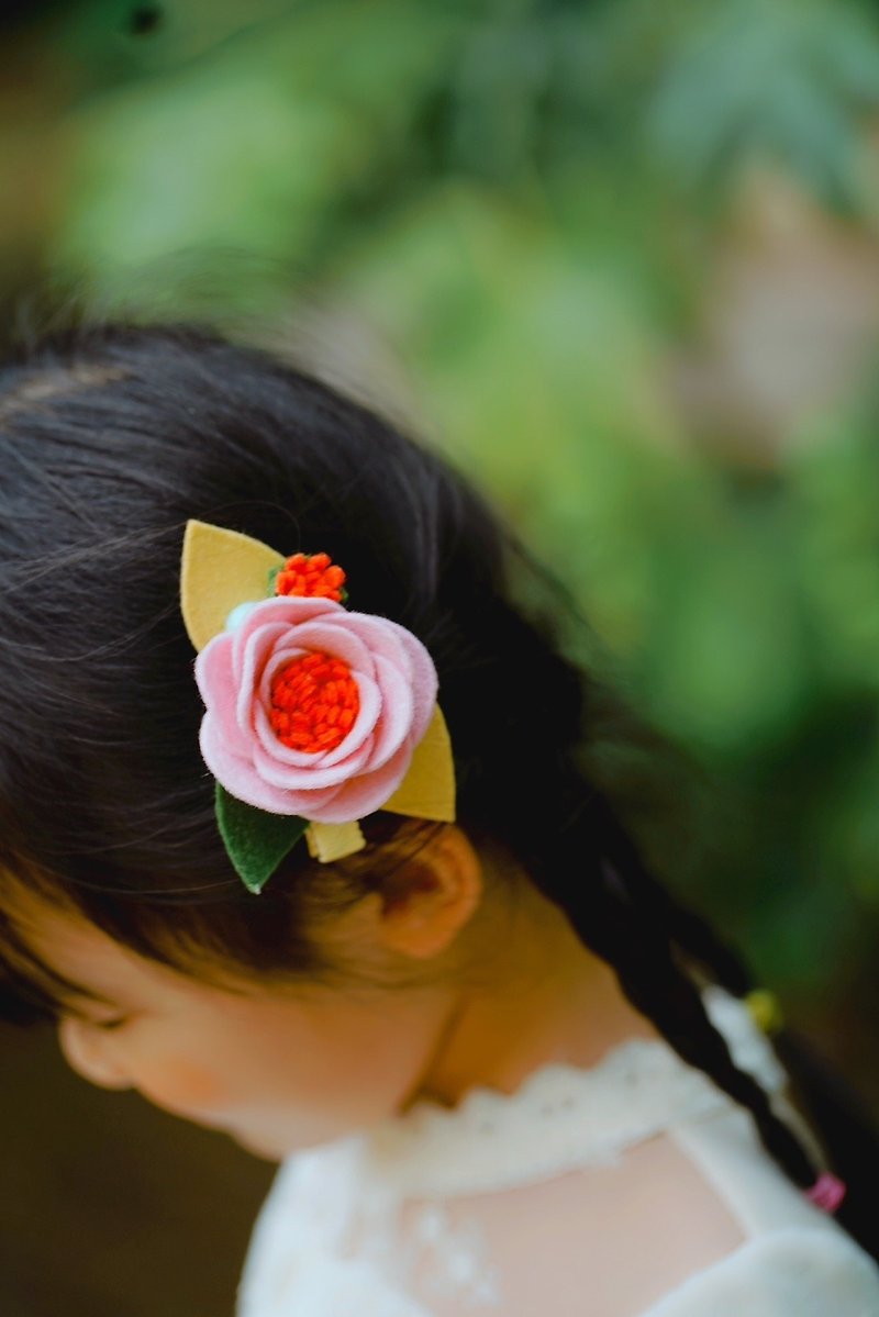 Camellia flower hairpin - เครื่องประดับผม - ขนแกะ สึชมพู