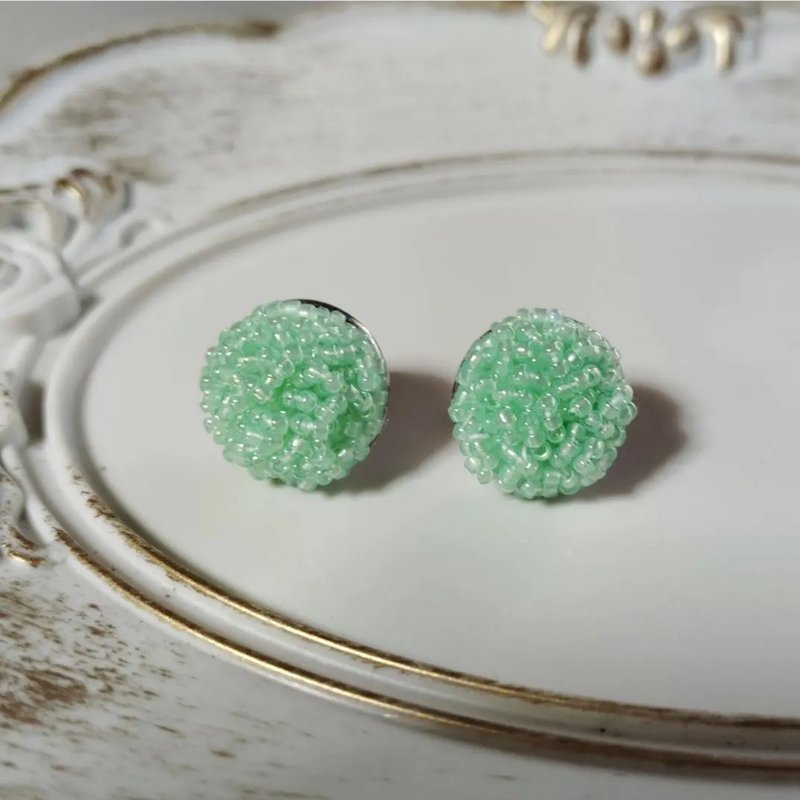 Gentle green, cute round dotted earrings, surgical stainless Stainless Steel - ต่างหู - วัสดุอื่นๆ 