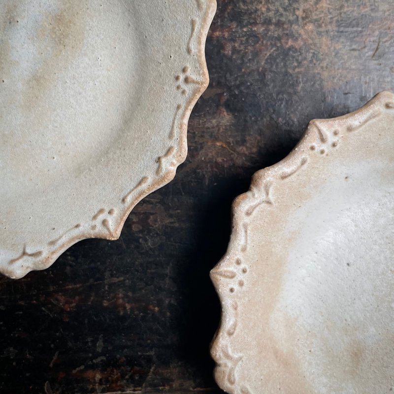 Dry rust feeling squeezed small dishes - Small Plates & Saucers - Pottery White