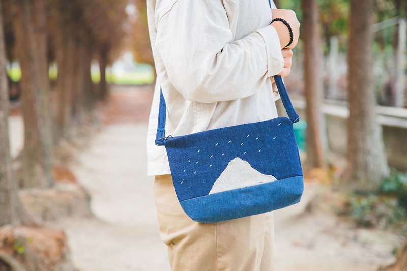 Single-sided Mountain Star Moon-Side Back Zipper Pouch - กระเป๋าแมสเซนเจอร์ - ผ้าฝ้าย/ผ้าลินิน สีน้ำเงิน