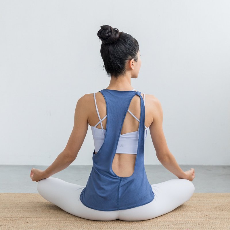 【NAMASTE】Aimee 後拉提造型運動罩衫 - 霧藍 - 女運動上衣/背心 - 尼龍 藍色