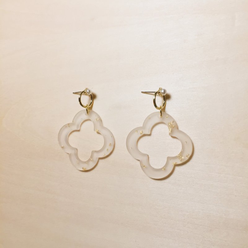 Vintage white hollow clover small pearl earrings - Earrings & Clip-ons - Resin White