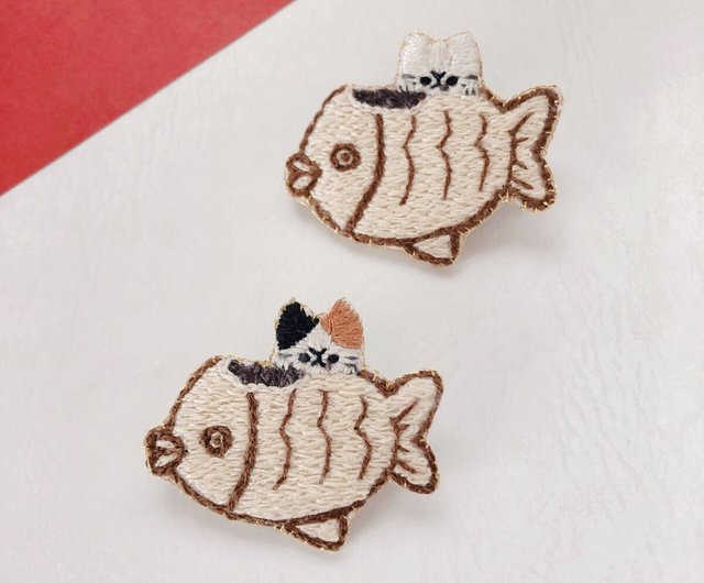 たい焼きを食べる猫の刺繍ブローチ - ショップ ちむねこ ブローチ - Pinkoi