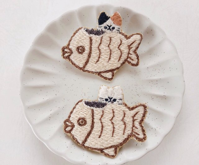 たい焼きを食べる猫の刺繍ブローチ - ショップ ちむねこ ブローチ - Pinkoi