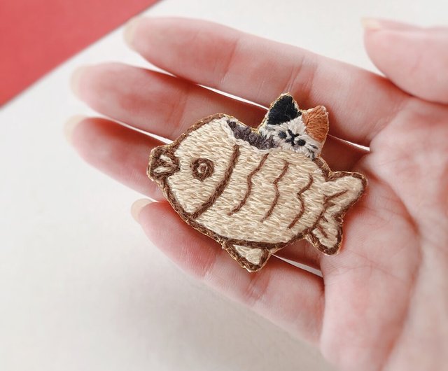 たい焼きを食べる猫の刺繍ブローチ - ショップ ちむねこ ブローチ - Pinkoi