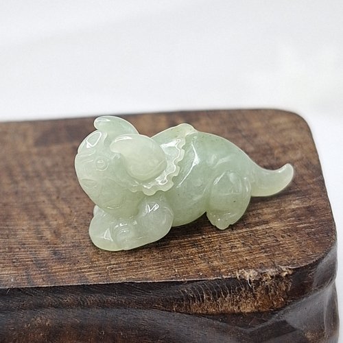 緣圓翡翠 並潤精緻手工雕刻三角龍吊墜 |天然緬甸玉A貨翡翠