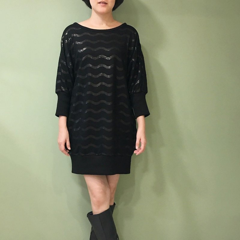 【Dress】Sports-style three-quarter sleeve dress_black + wavy matte sequins - ชุดเดรส - ผ้าฝ้าย/ผ้าลินิน สีดำ