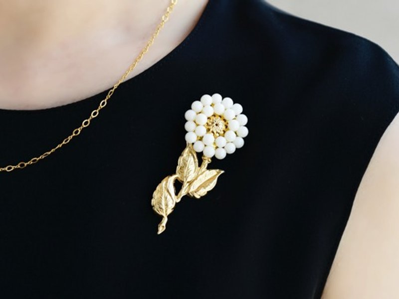 [Brooch] White coral and brass antique retro single flower - เข็มกลัด - ทองแดงทองเหลือง ขาว