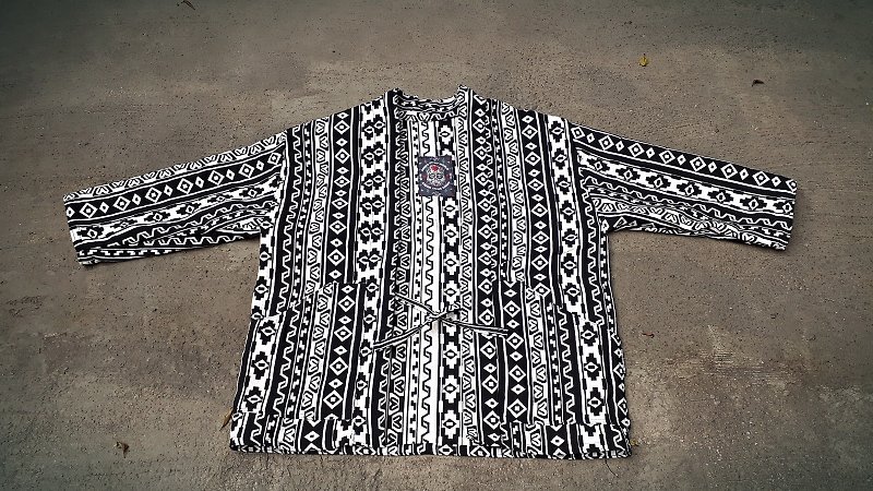 AMIN'S SHINY WORLD handmade custom KIMONO inline black and white ethnic totem blouse coat coat - เสื้อแจ็คเก็ต - ผ้าฝ้าย/ผ้าลินิน สีดำ