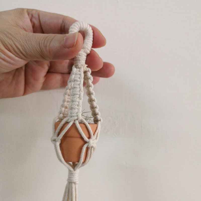迷你植物小吊飾【 Macrame plant hanger 】3cm陶盆-三一 - 植栽/盆栽 - 棉．麻 