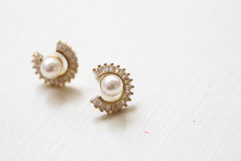 Sun Goddess Pearl Earrings │ Brass, Swarovski Pearl Christmas Exchange Gift Pin - ต่างหู - โลหะ สีทอง