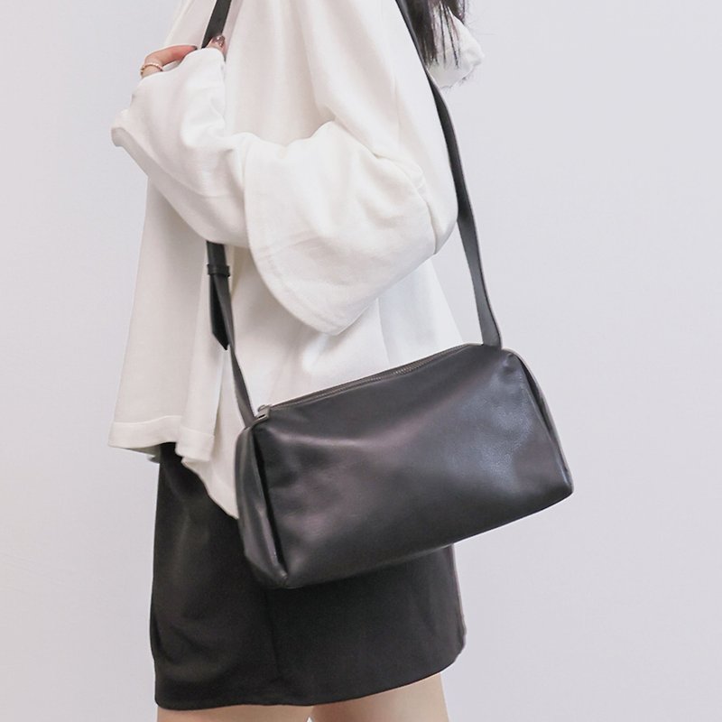 Extremely Soft Plain Pillow Bag - Black - กระเป๋าแมสเซนเจอร์ - หนังแท้ สีดำ