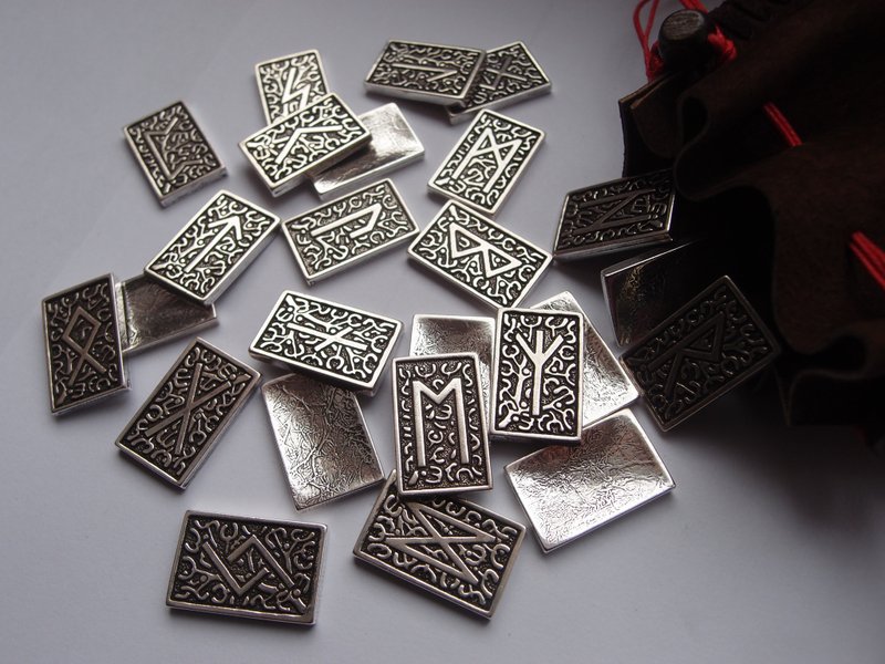 Silver-plated Metal Rune Set with leather pouch, full Elder Futhark , Pagan - 吊飾/掛飾 - 鋁合金 