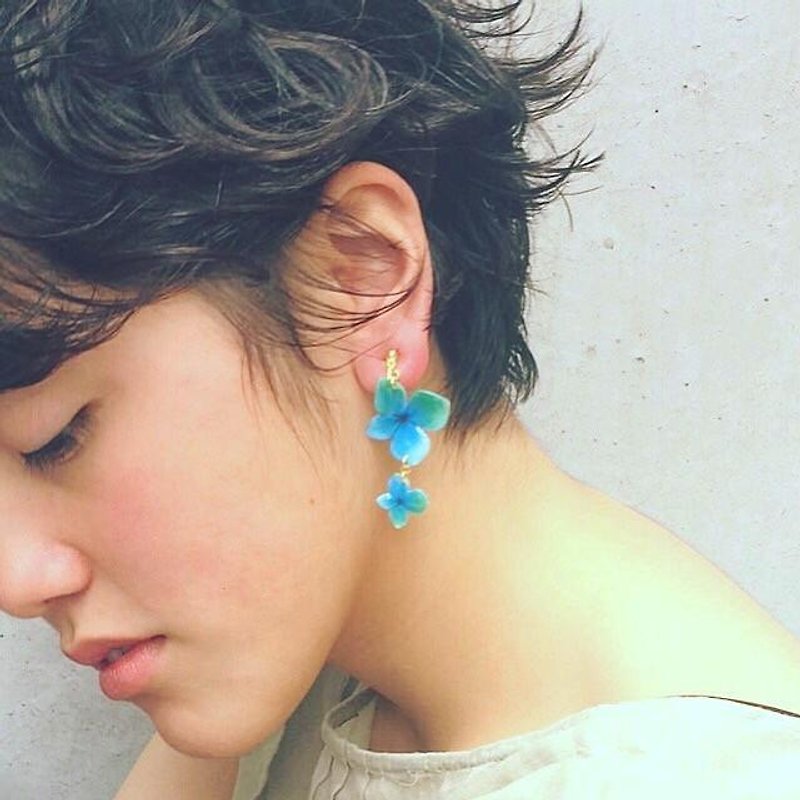 あじさい香る耳元 (青×緑 アシンメトリー) - 耳環/耳夾 - 其他材質 藍色