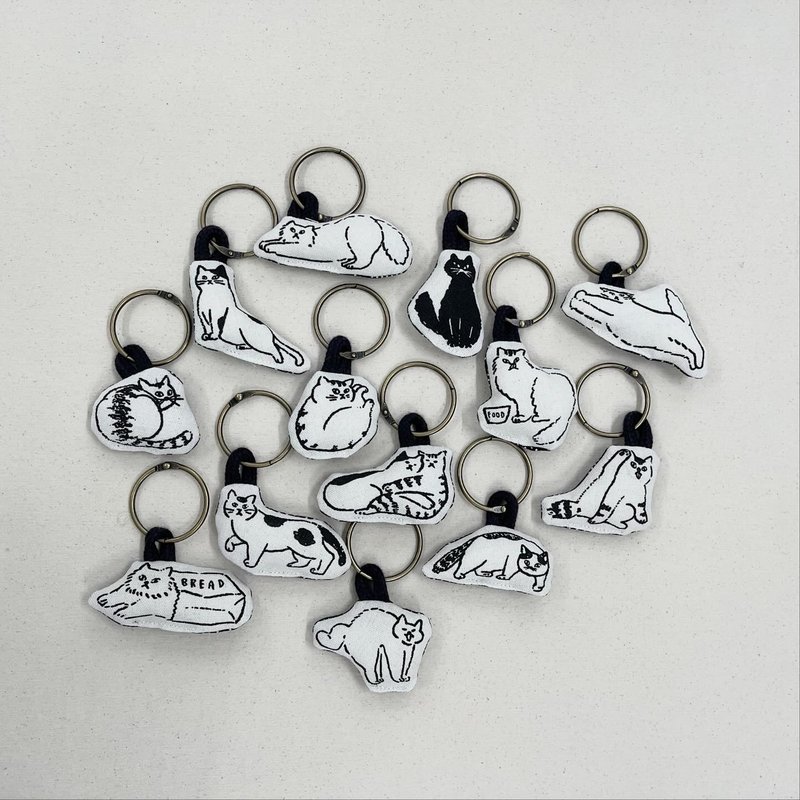 Black and white cat keychains in stock. No customization is available. - ที่ห้อยกุญแจ - ผ้าฝ้าย/ผ้าลินิน สีดำ