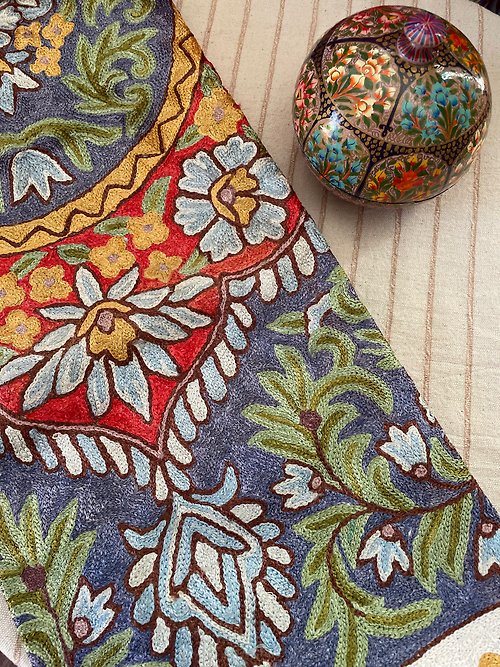 Inyatra｜喀什米爾手工披肩及地毯 印度喀什米爾 手工刺繡絲質中型地毯 121x76 — 鏡中花園