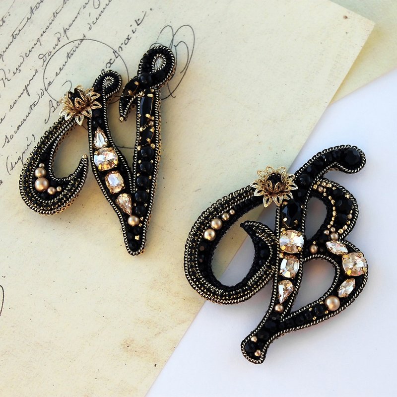 Embroidered Brooch Black Gold English Letter. Custom Name Pin. Customized Gift - เข็มกลัด - คริสตัล สีดำ