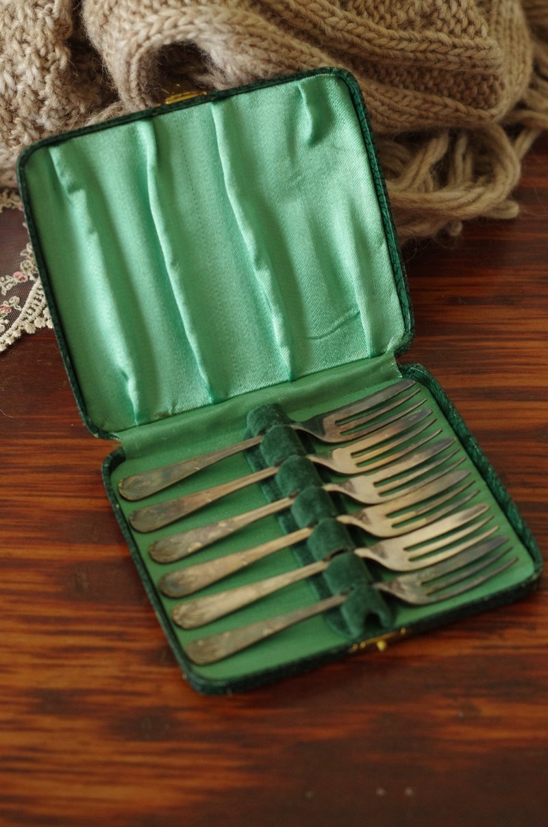 古董Vintage 綠色皮革老盒電鍍叉子一盒 W533 - 擺飾/家飾品 - 其他金屬 銀色