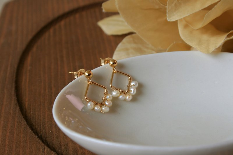 Condensed instant pearl earrings can be changed to clip-type natural stone recommended good gift - Earrings & Clip-ons - Pearl White
