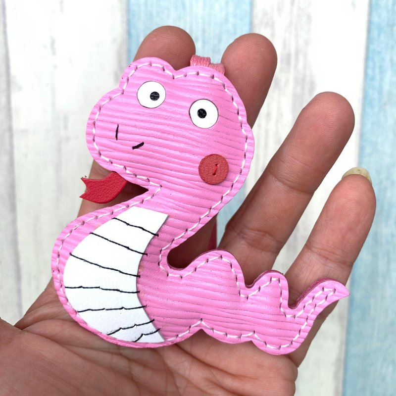 療癒小物 粉紅色 可愛 小蛇 純手工縫製 水波紋皮革 吊飾 小尺寸 - 吊飾/掛飾 - 真皮 粉紅色