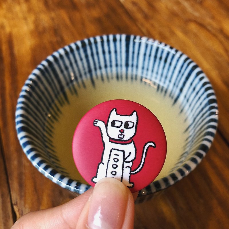 嫌な猫シリーズ幸運な猫小さなバッジ - バッジ・ピンズ - プラスチック レッド