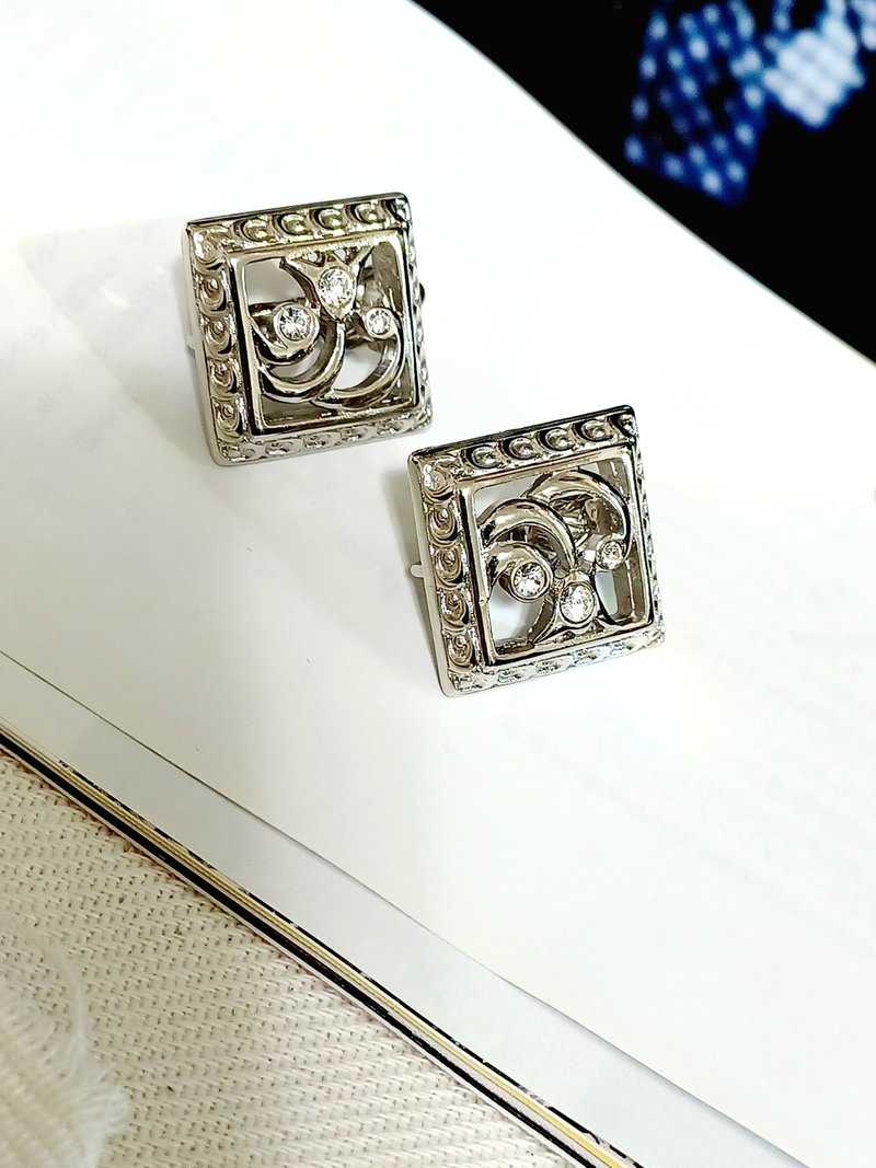 vintage jewelry  金屬方形簍空花卉夾式耳環 - 耳環/耳夾/耳骨夾 - 其他金屬 