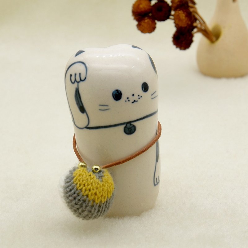 Handmade ceramic doll Maneki Neko with a round mouth M size - ของวางตกแต่ง - เครื่องลายคราม ขาว