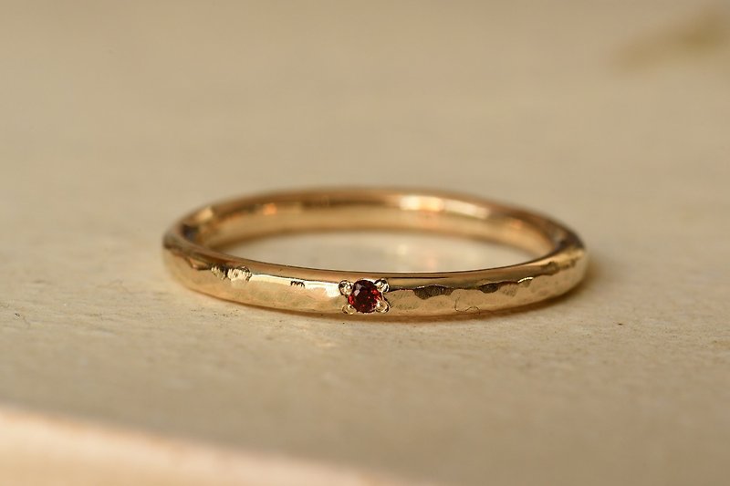 A story that illuminates everyday life Garnet - General Rings - Other Metals Red