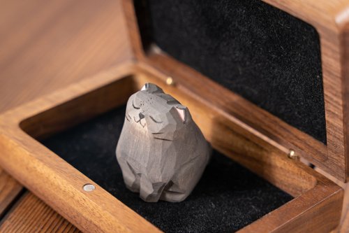 Islandoffer 島嶼製作 Islandoffer島嶼製作 椴木雕小巧英短藍貓