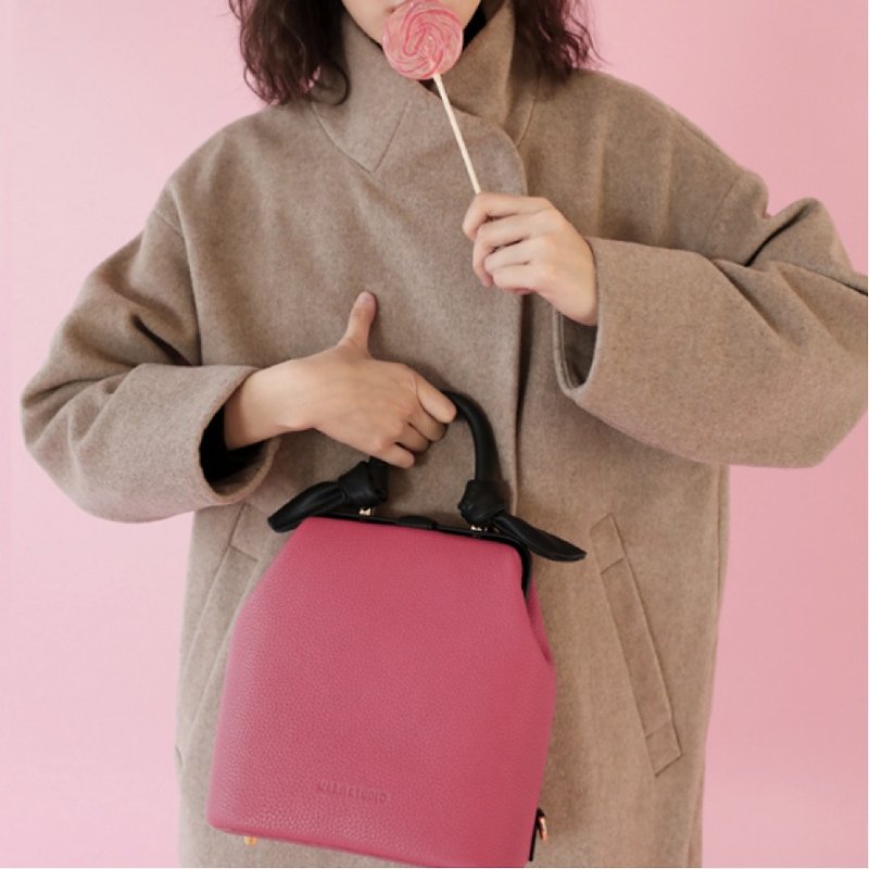 【Back shoulder】 rose red claw shape mouth gold shoulder bag backpack commuter shopping student girl Macarons girl heart does not hit package series hand-stitched the first layer of small embossed leather leather hand-stitched leather shoulder bag can be cu - กระเป๋าเป้สะพายหลัง - หนังแท้ สีแดง