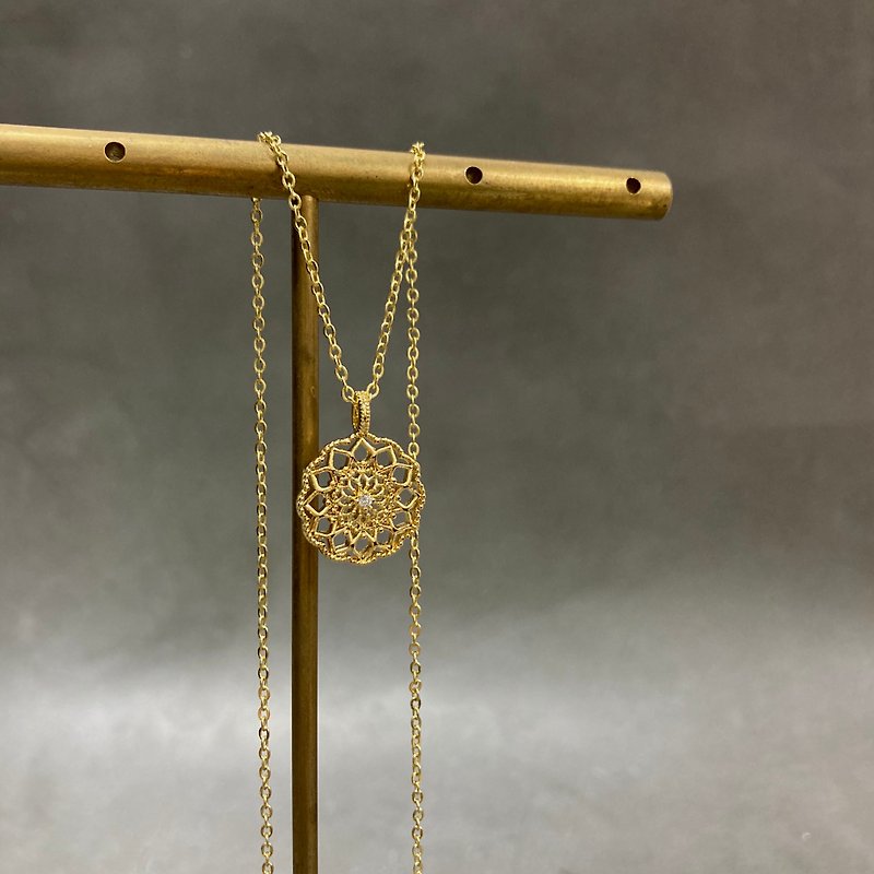 14K gold-covered vintage lace disc necklace 14KGF - สร้อยคอ - เครื่องประดับ สีทอง